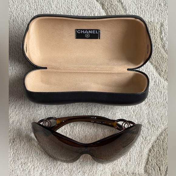 Vintage Chanel sunglasses - Picture 12 of 13